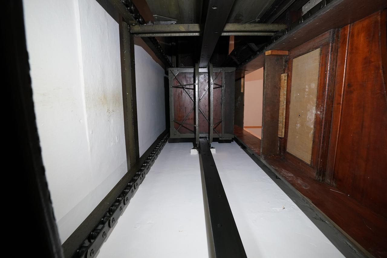 Blick aus der offenen Kabine in den Fahrstuhlschacht: Oben ist der Boden der nächsthöheren Kabine zu sehen. Blick aus der offenen Kabine in den Fahrstuhlschacht: Oben ist der Boden der nächsthöheren Kabine zu sehen.