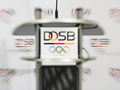 Das Logo des Deutschen Olympischen Sportbundes (DOSB) ist am 16.03.2015 in Frankfurt/Main (Hessen) vor dem Beginn einer Pressekonferenz zu sehen. (Aufnahme mit Zoomeffekt)