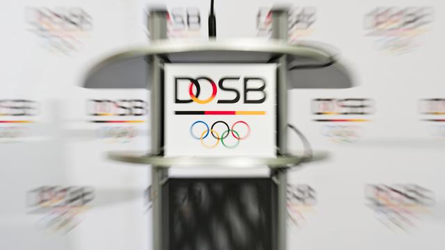 Das Logo des Deutschen Olympischen Sportbundes (DOSB) ist am 16.03.2015 in Frankfurt/Main (Hessen) vor dem Beginn einer Pressekonferenz zu sehen. (Aufnahme mit Zoomeffekt)