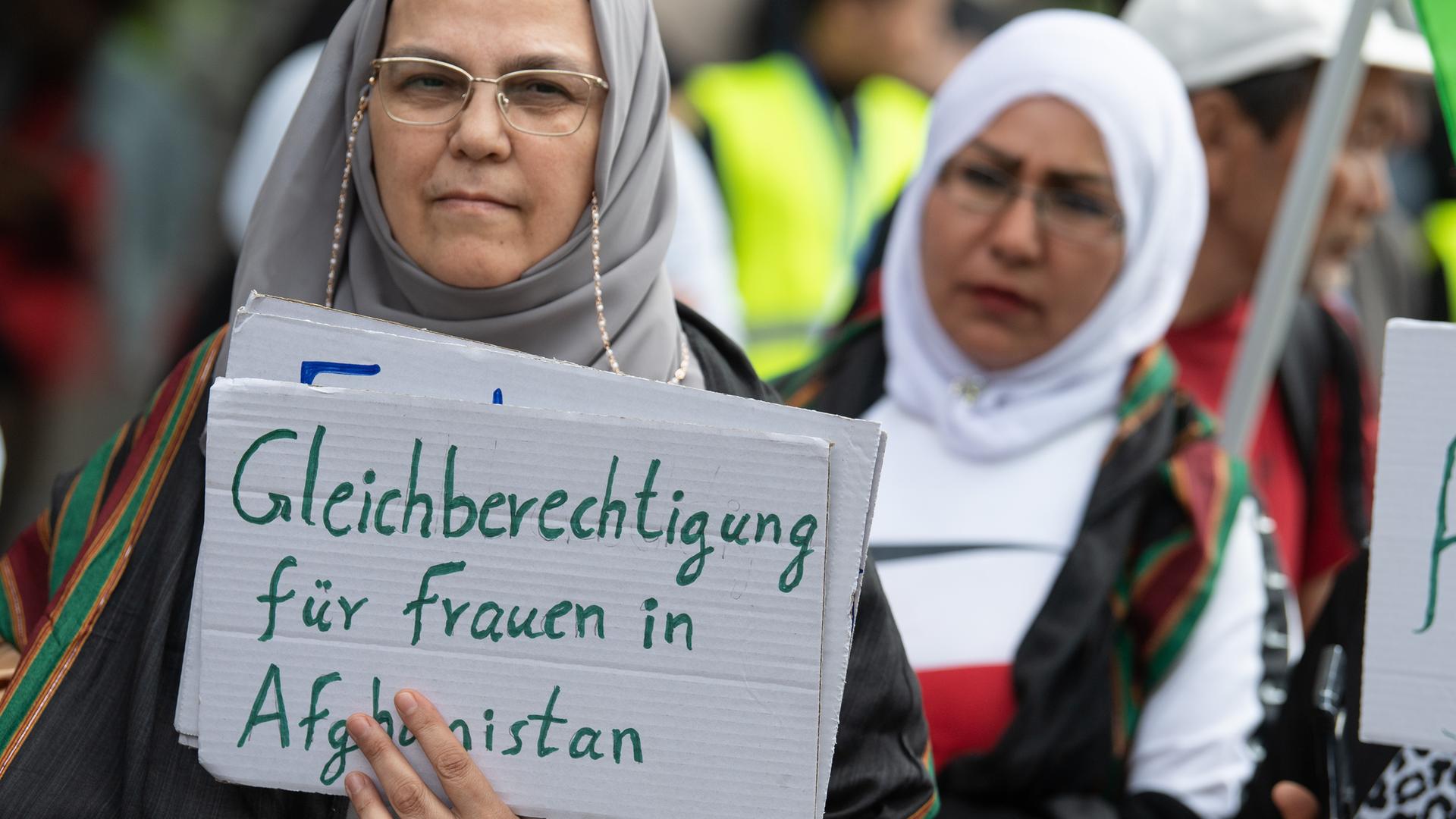 Exil-Afghaninnen demonstrieren in der Innenstadt von Frankfurt gegen das Taliban-Regime, Unterdrückung und für Frauenrechte. Auf dem Schild einer Teilnehmerin steht "Gleichberechtigung für Frauen in Afghanistan". Exil-Afghaninnen demonstrieren in der Innenstadt von Frankfurt gegen das Taliban-Regime, Unterdrückung und für Frauenrechte. Auf dem Schild einer Teilnehmerin steht "Gleichberechtigung für Frauen in Afghanistan".