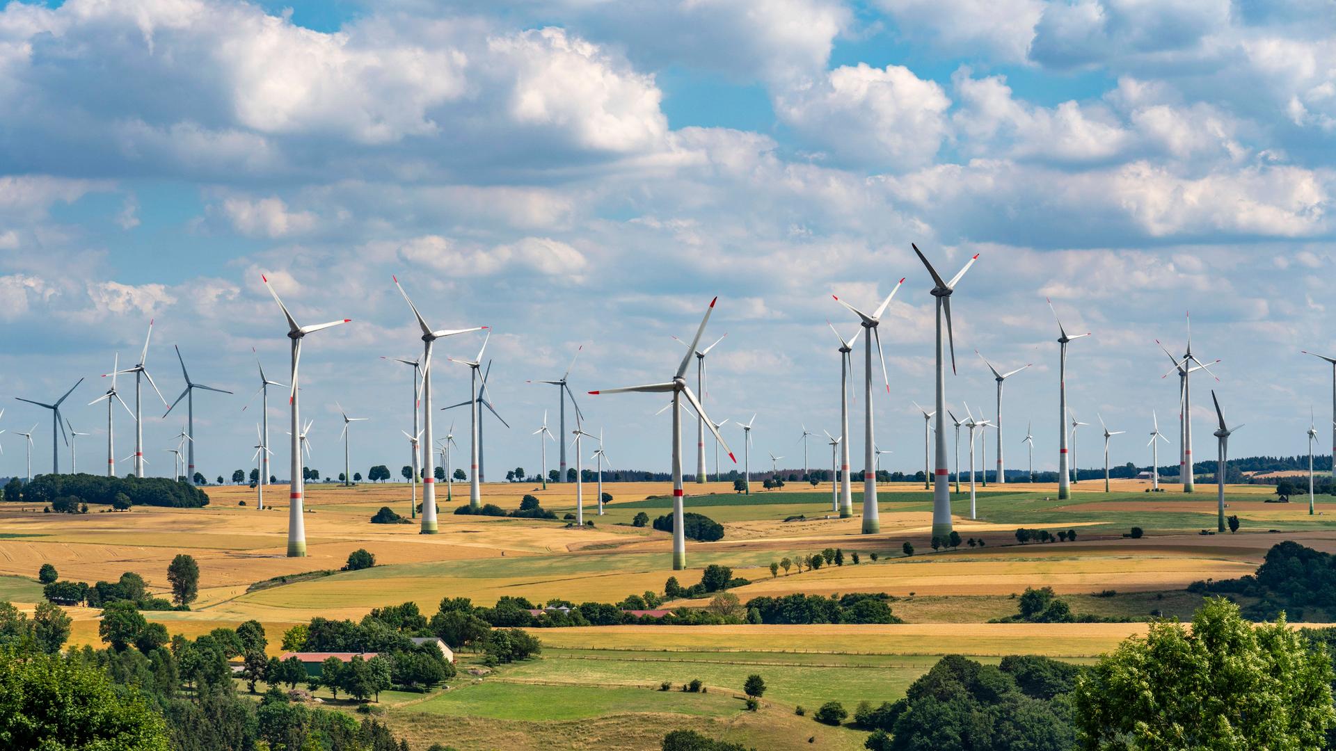 Windpark in pittoresker Landschaft südöstlich von Paderborn in Ostwestfalen-Lippe. Windpark in pittoresker Landschaft südöstlich von Paderborn in Ostwestfalen-Lippe.