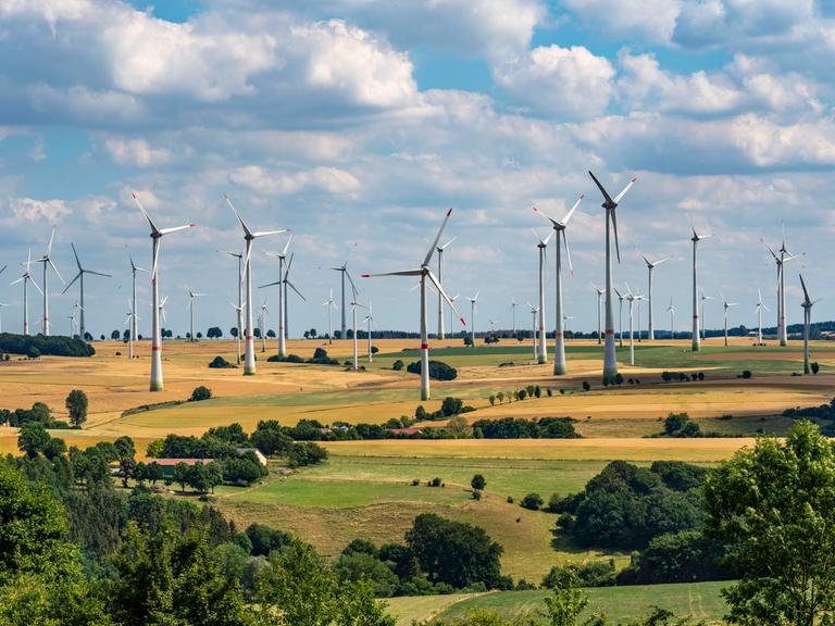 Windpark in pittoresker Landschaft südöstlich von Paderborn in Ostwestfalen-Lippe.