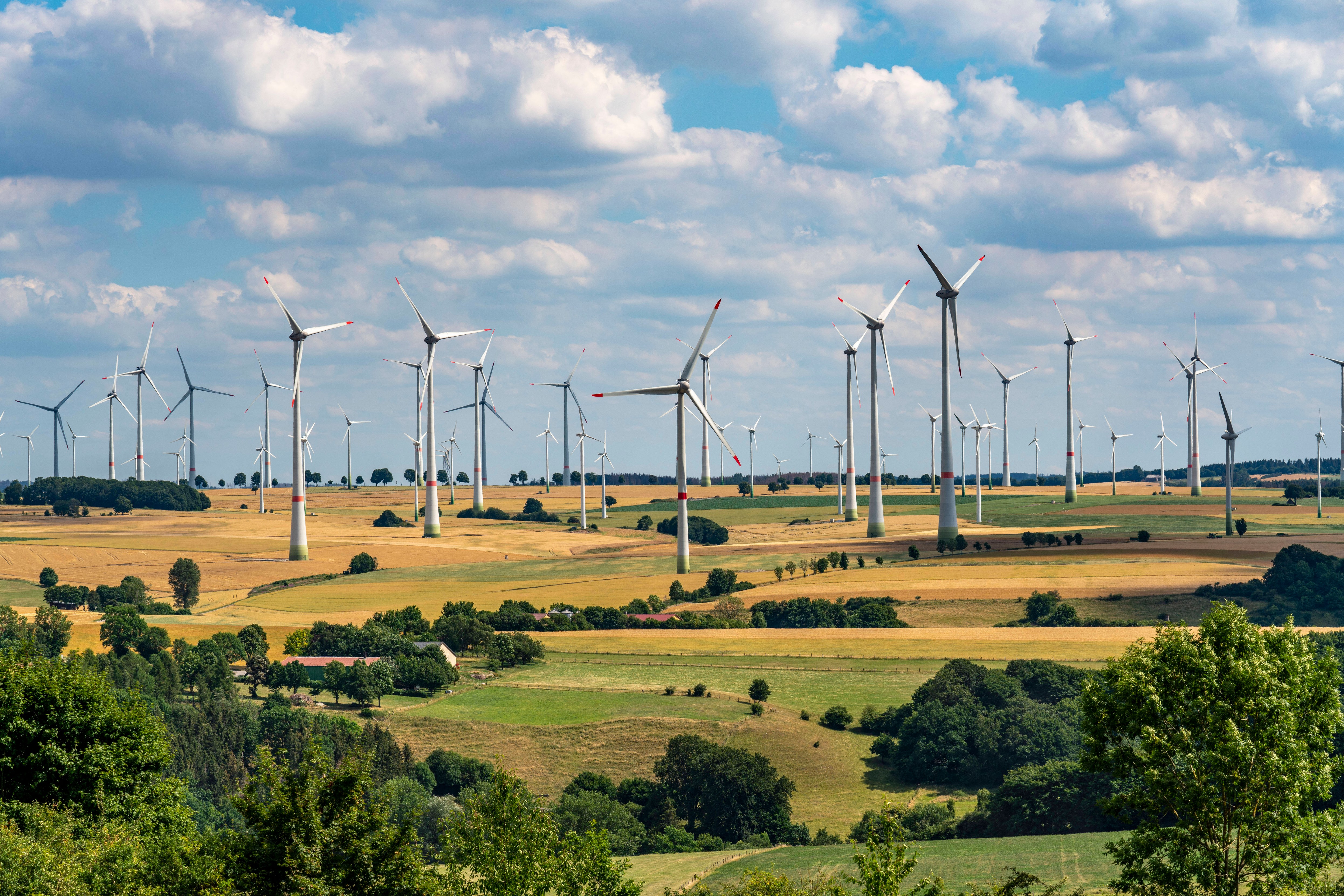 Windpark in pittoresker Landschaft südöstlich von Paderborn in Ostwestfalen-Lippe.
