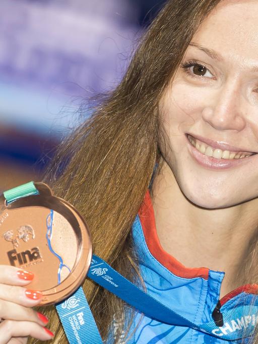 Die belarussische Schwimmerin Aliaksandra Herasimenia präsentiert bei der WM 2017 stolz ihre Bronzemedaille