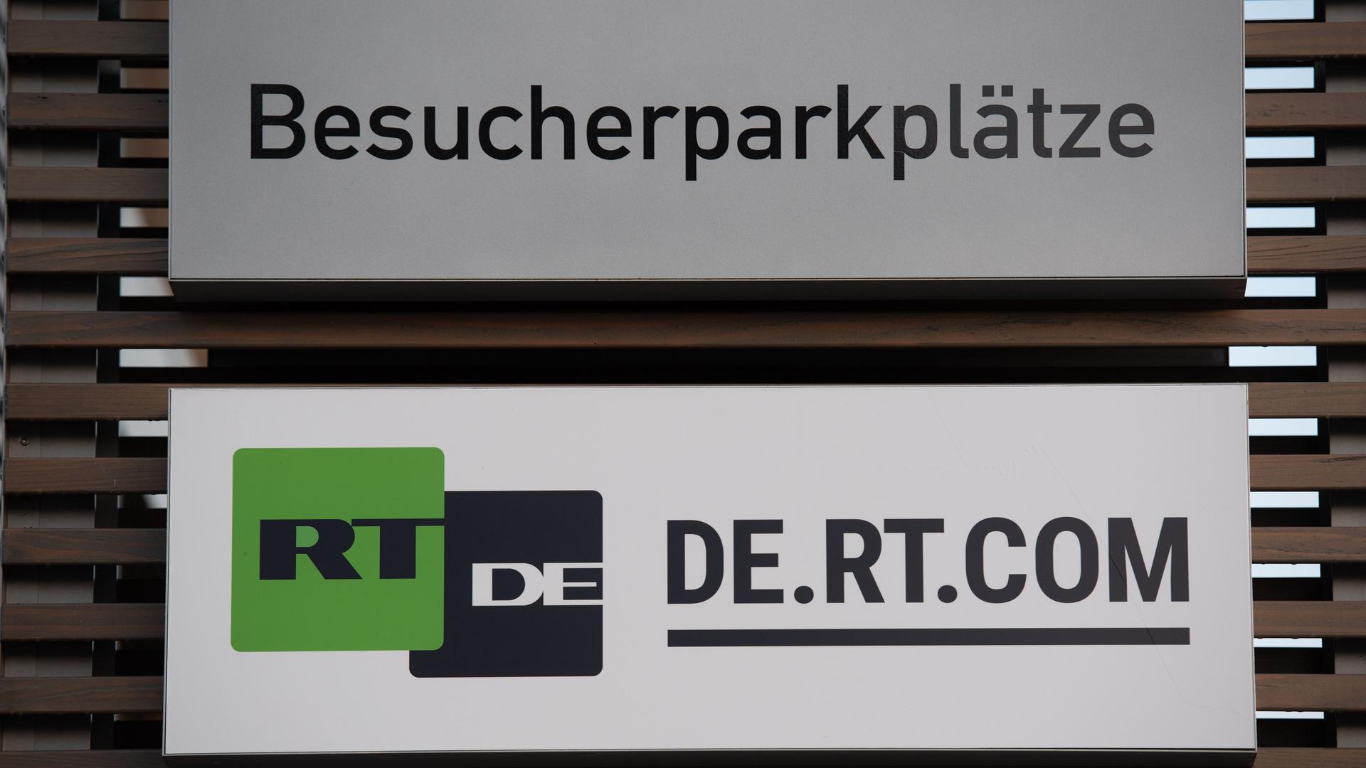 Berlin: Das Schild des russischen Auslandssenders RT DE hängt vor einem Bürogebäude in Adlershof. 
