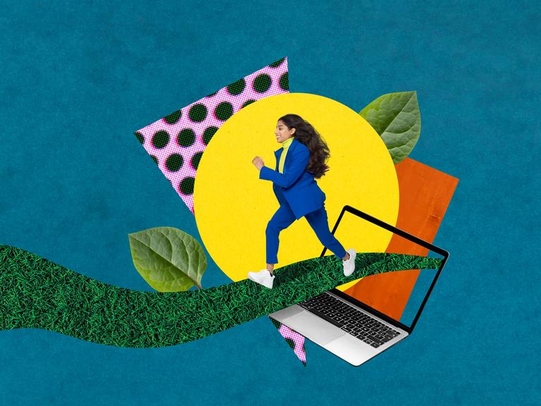 Illustrative Collage zeigt eine  moderne Business Frau, die mit positiver Energie aus einem Computer auf eine grüne Wiese läuft. 