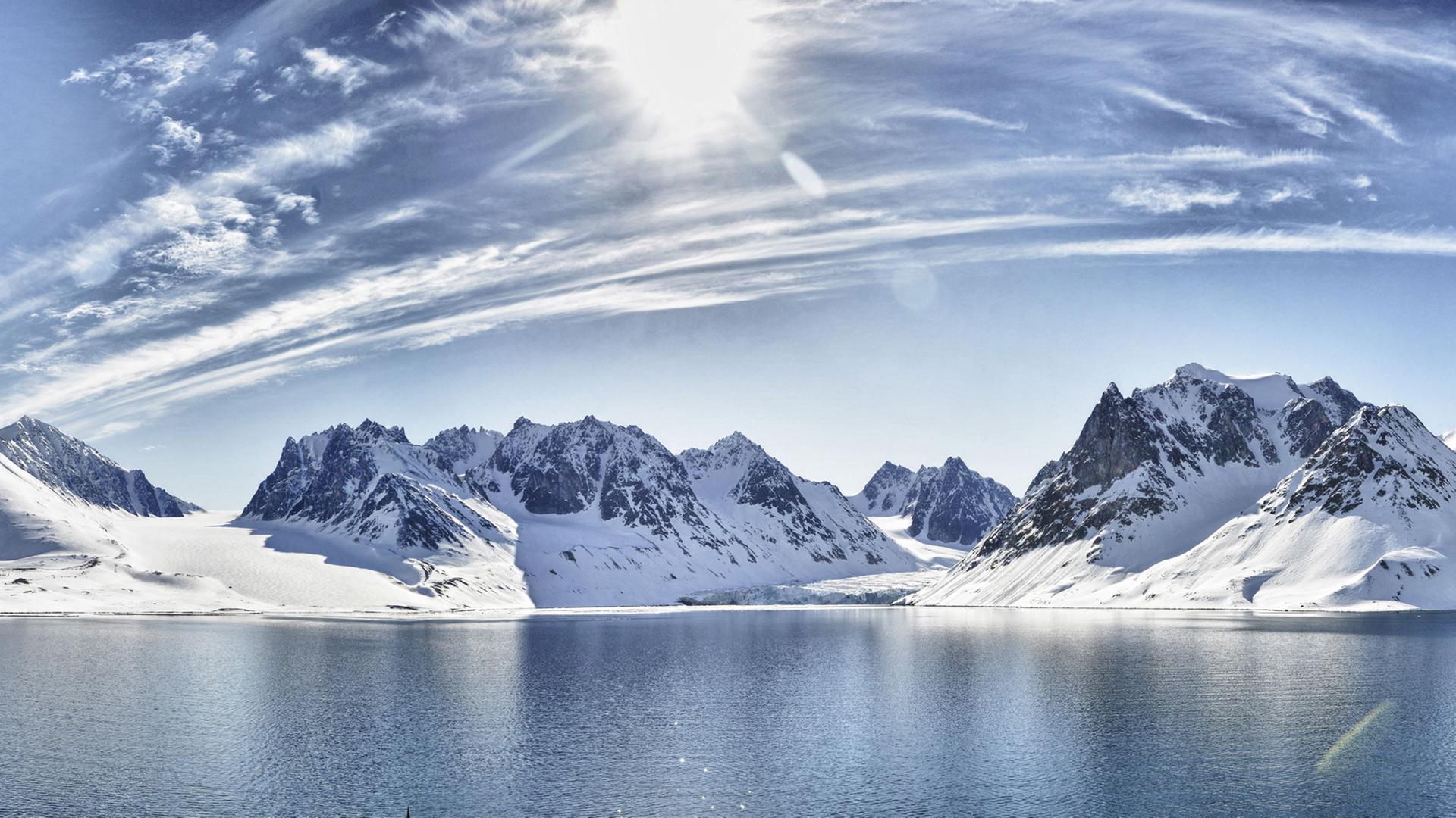 Strahlender Sonnenschein und blauer Himmel über Spitzbergen - welche Schlüsse aus dem Wetter in der Region für Europas Wetter zu ziehen sind, versuchen Wissenschaftler herauszufinden.