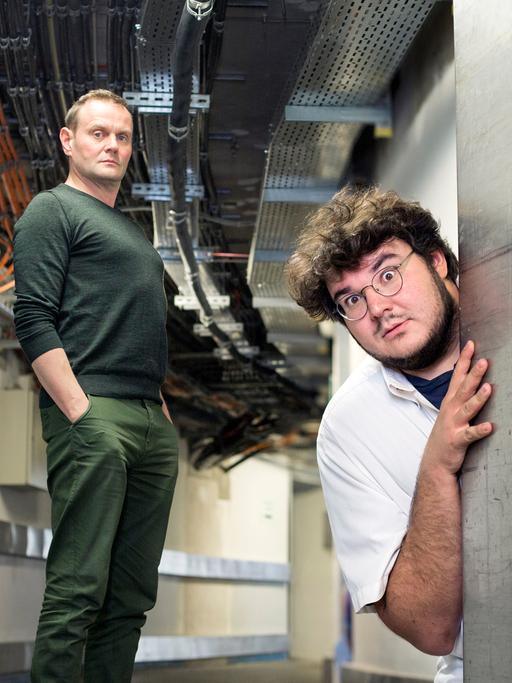 Devid Striesow und Axel Rahnisch in tunnelartigen Katakomben
