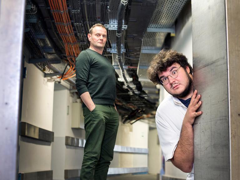 Devid Striesow und Axel Rahnisch in tunnelartigen Katakomben