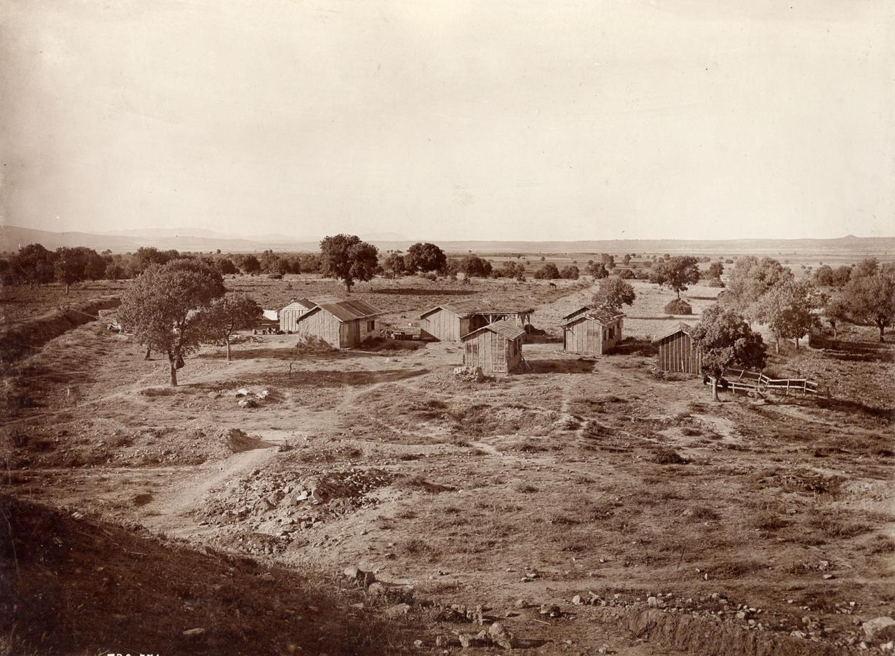 Ein Schwarz-Weiß-Foto zeigt den Ort mit Schliemanns Lagerhütten  bei Hissarlik