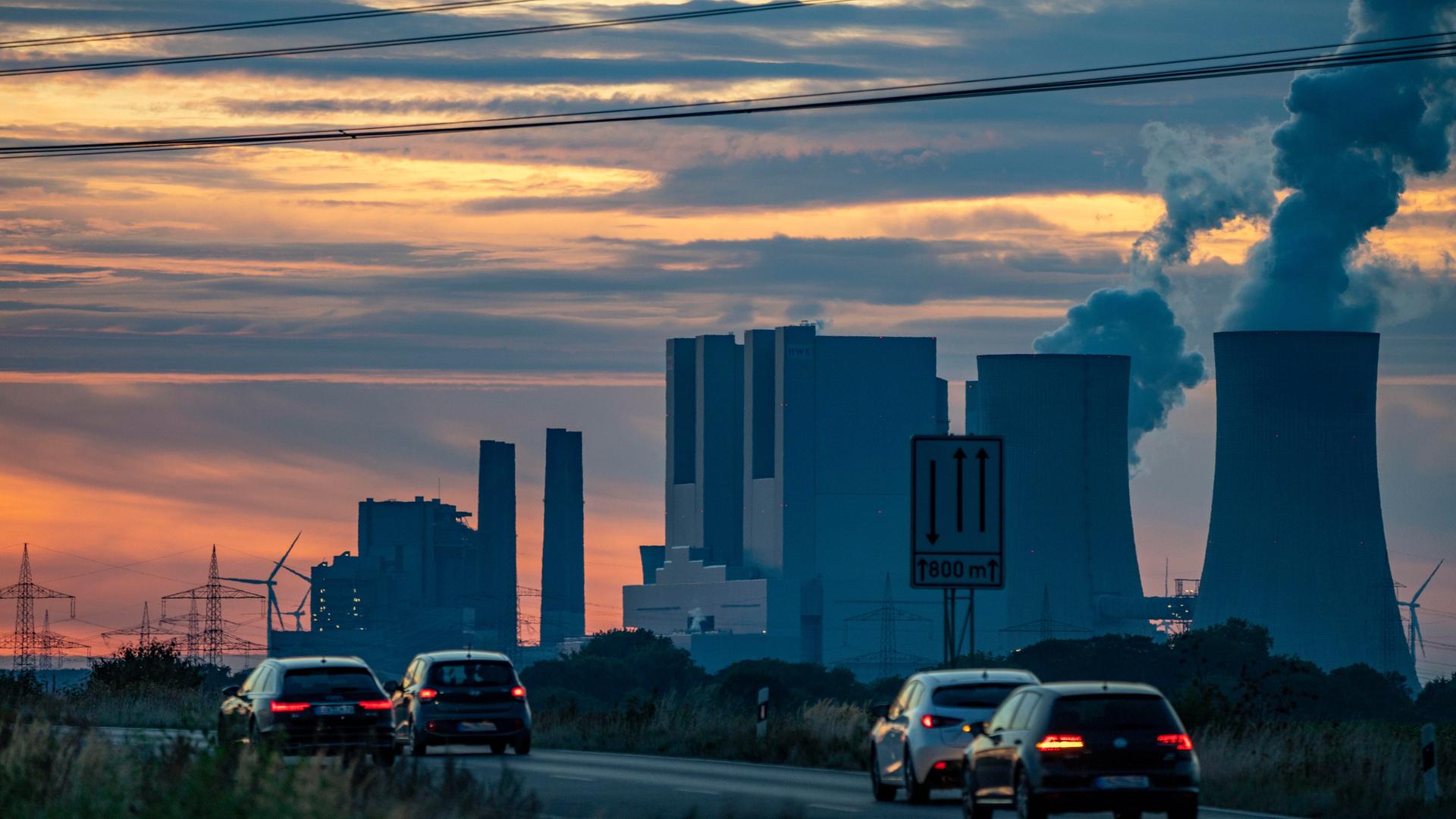 Das RWE Braunkohlekraftwerk Neurath bei Grevenbroich (Nordrhein-Westfalen) Das RWE Braunkohlekraftwerk Neurath bei Grevenbroich (Nordrhein-Westfalen)