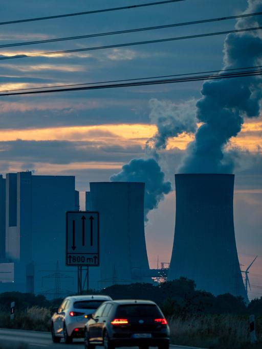 Das RWE Braunkohlekraftwerk Neurath bei Grevenbroich (Nordrhein-Westfalen)  
