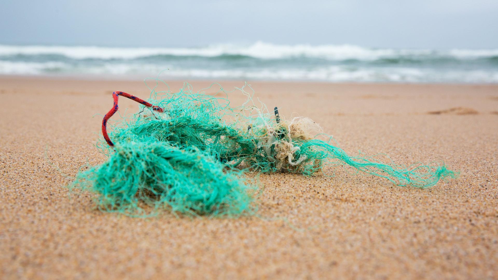 Ein Fischernetz am Strand