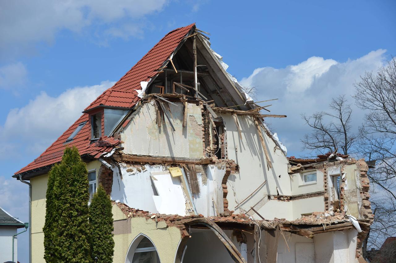 Blick auf das im Abriss befindendliche Haus, in dem die Zwickauer Terrorzelle des NSU wohnte. Blick auf das im Abriss befindendliche Haus, in dem die Zwickauer Terrorzelle des NSU wohnte.