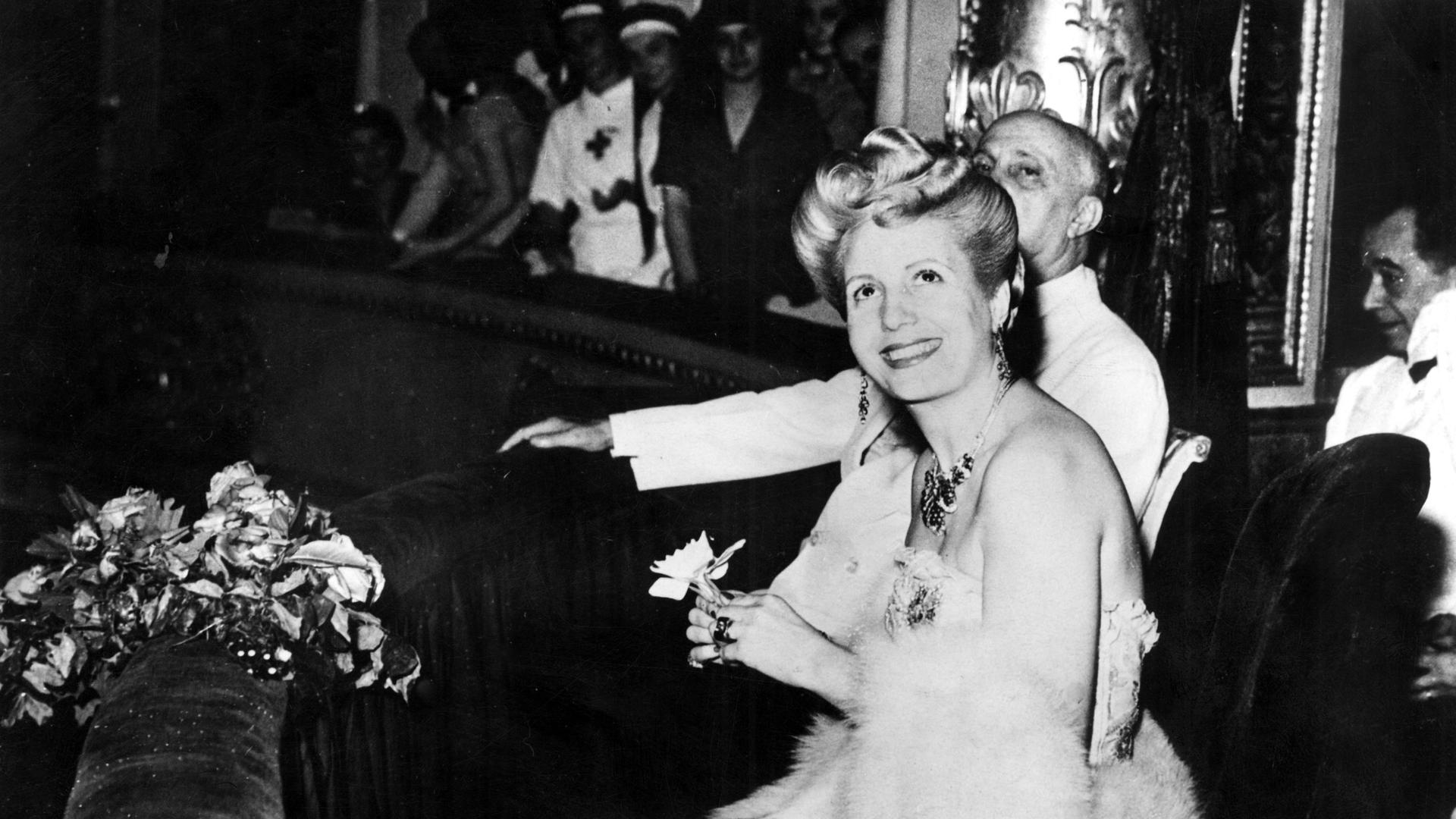 Eva Peron sitzt in einer Loge im mailändischen La Scala Theater. Eva Peron sitzt in einer Loge im mailändischen La Scala Theater.