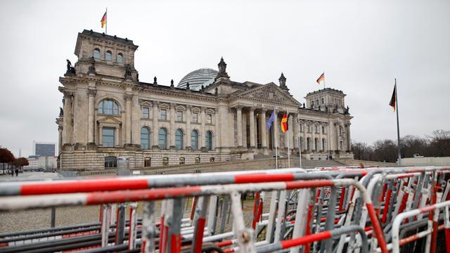 Absperrgitter stehen während vor dem fast menschenleeren Eingang zum Reichstagsgebäude.