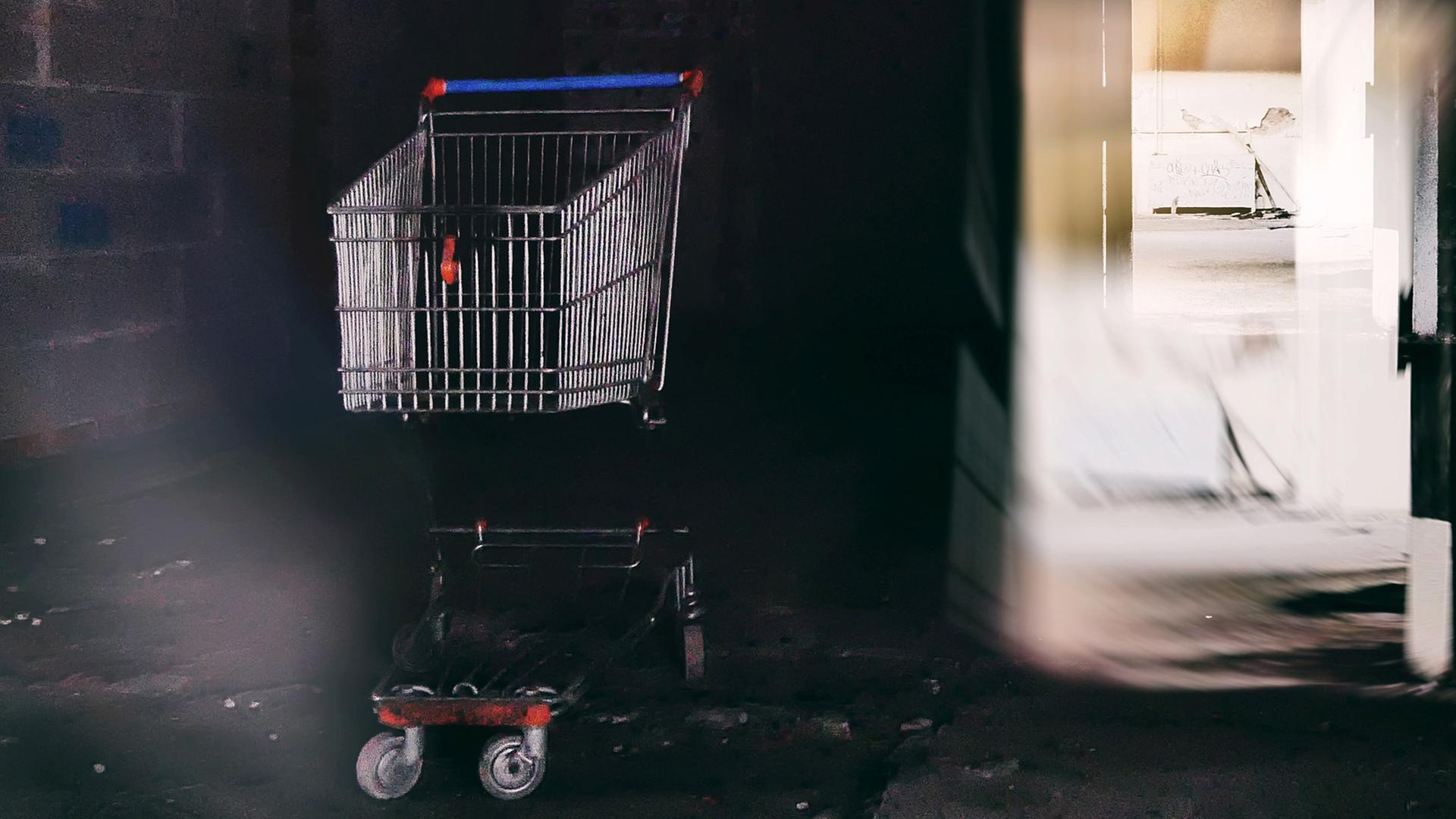 Ein Toter im Drogeriemarkt. War es Mord? Zu sehen: Ein Einkaufswagen steht neben dem Hinterausgang eines Geschäfts. Ein Toter im Drogeriemarkt. War es Mord? Zu sehen: Ein Einkaufswagen steht neben dem Hinterausgang eines Geschäfts.
