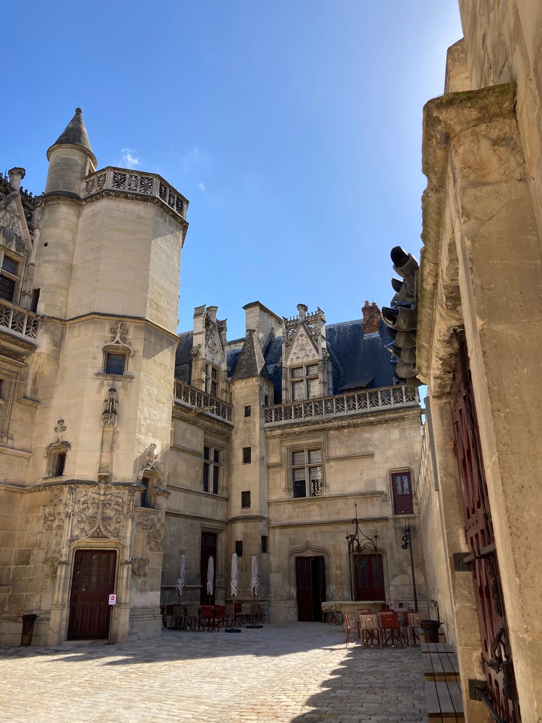 Der Innenhof des Musée de Cluny mit einem Café. Der Innenhof des Musée de Cluny mit einem Café.