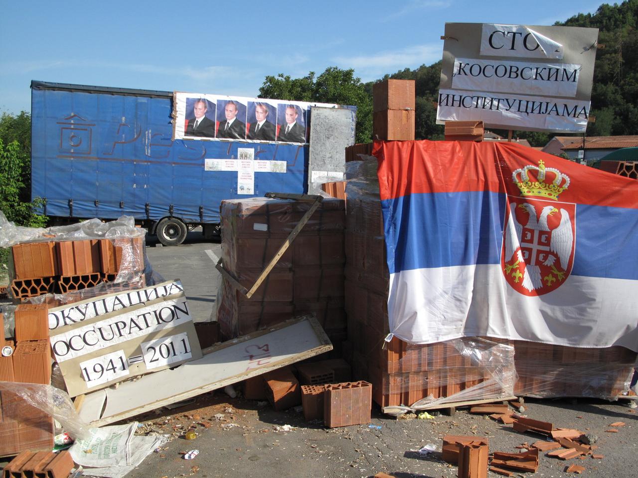 Teile einer serbischen Barrikade im Nordkosovo unweit von Mitrovica. Die von der NATO geführte internationale Schutztruppe KFOR ist auch über Jahrzehnte nach Beginn der Konflikts noch vor Ort. Teile einer serbischen Barrikade im Nordkosovo unweit von Mitrovica. Die von der NATO geführte internationale Schutztruppe KFOR ist auch über Jahrzehnte nach Beginn der Konflikts noch vor Ort.