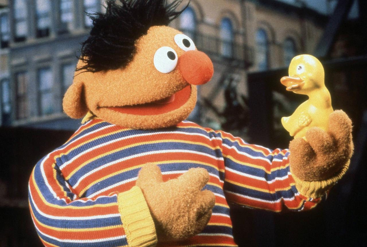 Ernie aus der Sesamstraße hält sein Quietsche-Entchen in die Höhe.