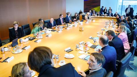 Berlin: Die Mitglieder der Bundesregierung sitzen zu Beginn der Kabinettssitzung im Bundeskanzleramt.