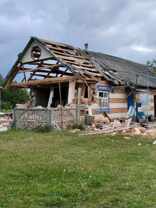 Ein zerstörtes Haus in der russischen Grenzegion Belgorod. 