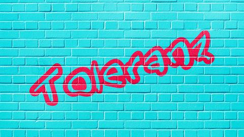 Auf eine türkisfarbenen Wand steht in Rot der Schriftzug Toleranz.
