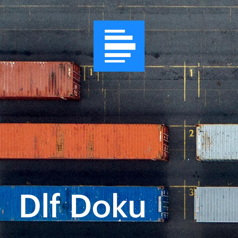 Das Bild zeigt mehrere Frachtcontainer aus der Vogelperspektive. Darauf steht in weißer Schrift „Dlf Doku“ Das Bild zeigt mehrere Frachtcontainer aus der Vogelperspektive. Darauf steht in weißer Schrift „Dlf Doku“