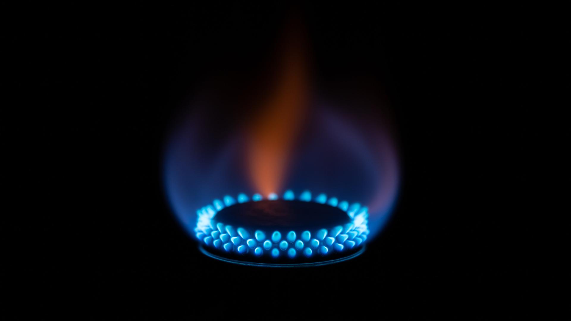 Flammen sind an einem Gaskocher im Dunklen zu sehen. Flammen sind an einem Gaskocher im Dunklen zu sehen.