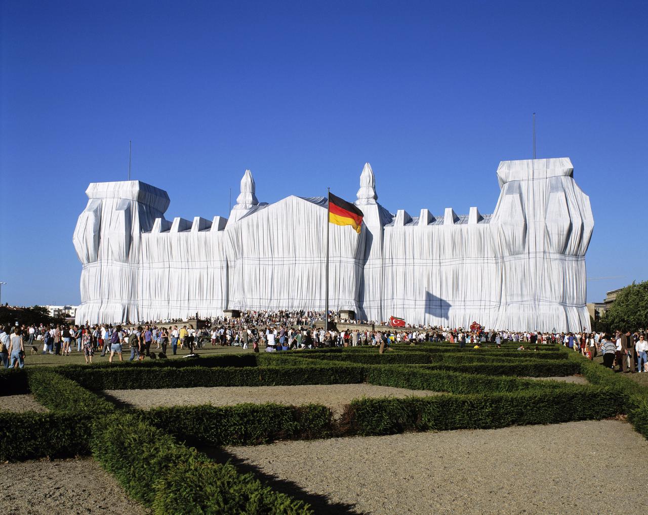 Der Reichstag in Berlin, verhüllt von Christo und Jeanne-Claude im Jahr 1995. Das Gebäude ist in weiße Tücher gehüllt. Der Reichstag in Berlin, verhüllt von Christo und Jeanne-Claude im Jahr 1995. Das Gebäude ist in weiße Tücher gehüllt.