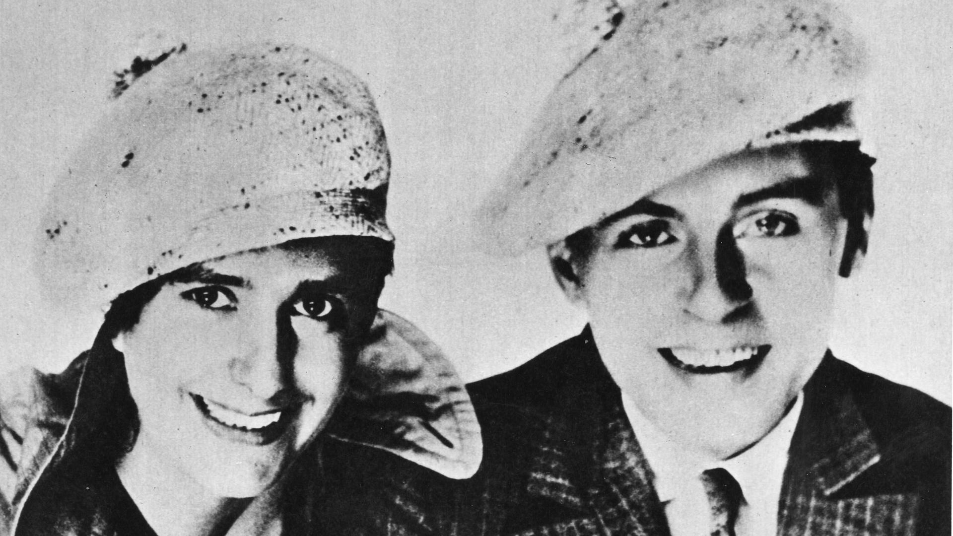 Erika und Klaus Mann um 1930 Mann, Erika Schriftstellerin, Muenchen 9.11.1905 - Kilchberg (bei Zuerich) 27.8.1969. - Erika Mann mit ihrem Bruder Klaus Mann. - Foto, um 1930. Erika und Klaus Mann um 1930 Mann, Erika Schriftstellerin, Muenchen 9.11.1905 - Kilchberg (bei Zuerich) 27.8.1969. - Erika Mann mit ihrem Bruder Klaus Mann. - Foto, um 1930.