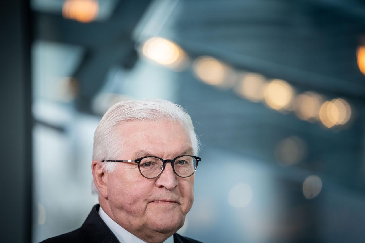 Bundespräsident Frank-Walter Steinmeier steht am Berliner Hauptbahnhof. Bundespräsident Frank-Walter Steinmeier steht am Berliner Hauptbahnhof.