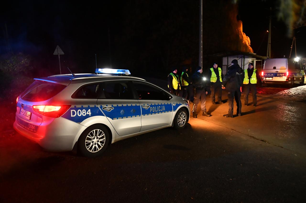 Polnische Polizisten patrouillieren im Dorf Przewodow - nach einer Explosion mit zwei Toten in einem Dorf im Grenzgebiet zur Ukraine hat Polen einen Teil seiner Streitkräfte in erhöhte Bereitschaft versetzt. Polnische Polizisten patrouillieren im Dorf Przewodow - nach einer Explosion mit zwei Toten in einem Dorf im Grenzgebiet zur Ukraine hat Polen einen Teil seiner Streitkräfte in erhöhte Bereitschaft versetzt.
