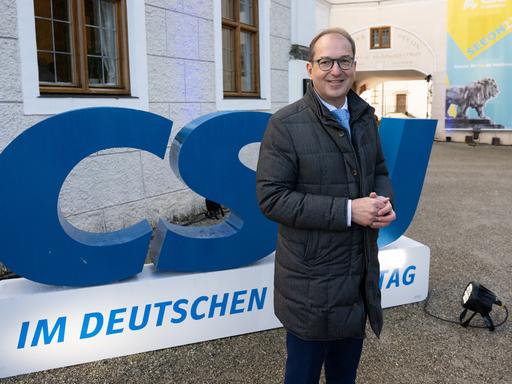 Alexander Dobrindt, CSU-Landesgruppenchef, steht vor Beginn der Winterklausur der CSU im Bundestag vor dem Kloster Seeon.