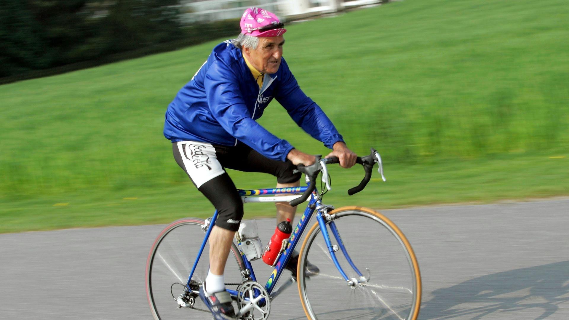 Radsport: Hans Junkermann ist gestorben. Hier fährt er mit 70 Jahren Fahrrad. Radsport: Hans Junkermann ist gestorben. Hier fährt er mit 70 Jahren Fahrrad.