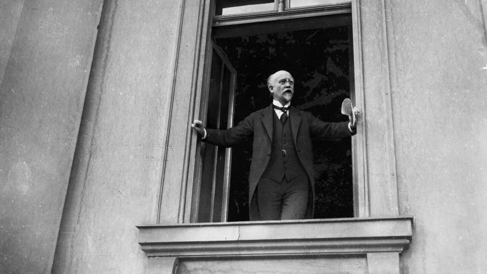 Philipp Scheidemann hält am 9. November 1918 eine Rede in einem Fenster der Reichskanzlei stehend (Foto nachgestellt) Philipp Scheidemann hält am 9. November 1918 eine Rede in einem Fenster der Reichskanzlei stehend (Foto nachgestellt)