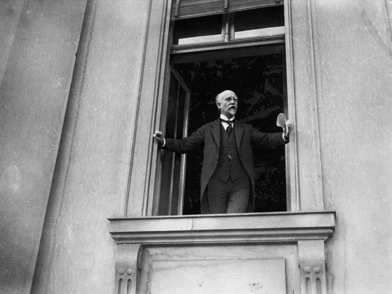 Philipp Scheidemann hält am 9. November 1918 eine Rede in einem Fenster der Reichskanzlei stehend (Foto nachgestellt)