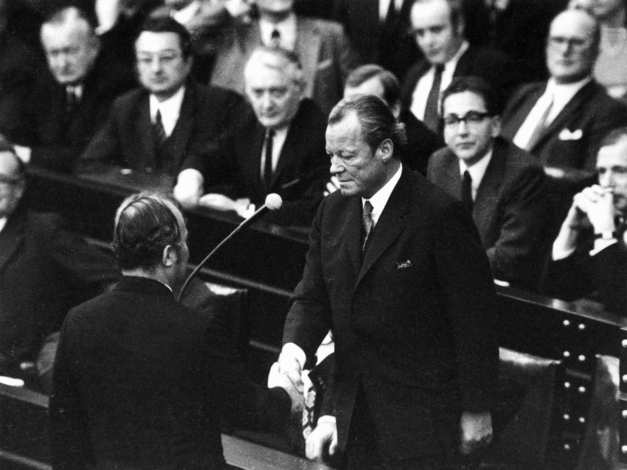 Der unterlegene CDU-Oppositionsführer Rainer Barzel (links im Bild) gratuliert am 27. April 1972 SPD-Bundeskanzler Willy Brandt nachdem das von der Opposition angestrengte Konstruktive Misstrauensvotum gegen Brandt im Bundestag gescheitert ist. Der unterlegene CDU-Oppositionsführer Rainer Barzel (links im Bild) gratuliert am 27. April 1972 SPD-Bundeskanzler Willy Brandt nachdem das von der Opposition angestrengte Konstruktive Misstrauensvotum gegen Brandt im Bundestag gescheitert ist.