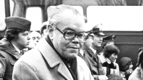 Der Direktor des Lagers Friedland, Albert Schulz, bei der Ankunft von 163 boatpeople bei ihrer Ankunft im Lager Friedland am 03.12.1978