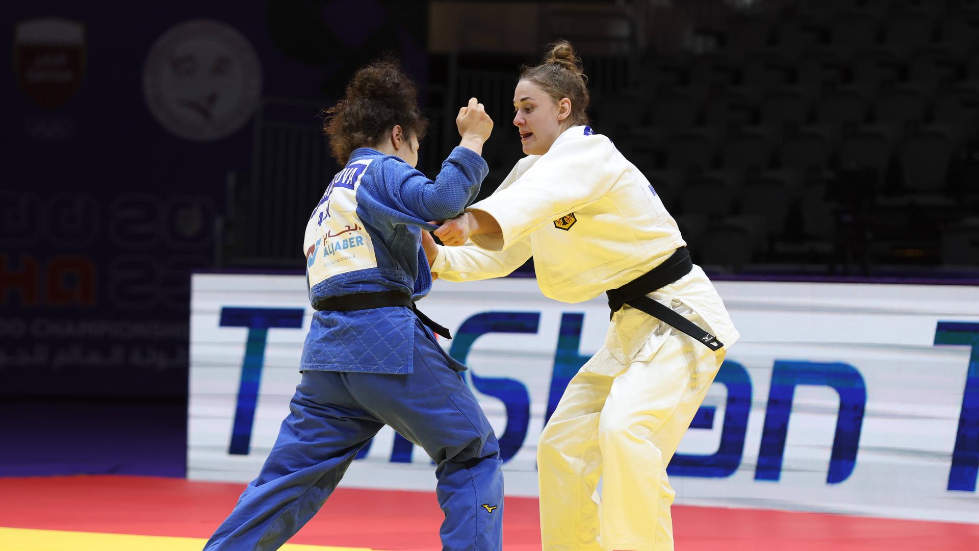 Die deutsche Judoka Giovanna Scoccimarro (r.) im Duell mit Madina Taimazova aus Russland, einer Offiziersanwärterin der russischen Armee. Die deutsche Judoka Giovanna Scoccimarro (r.) im Duell mit Madina Taimazova aus Russland, einer Offiziersanwärterin der russischen Armee.