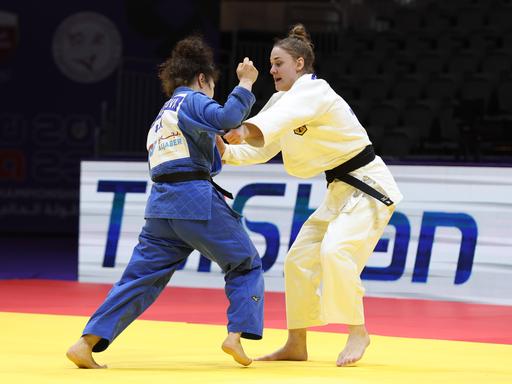Die deutsche Judoka Giovanna Scoccimarro (r.) im Duell mit Madina Taimazova aus Russland, einer Offiziersanwärterin der russischen Armee.