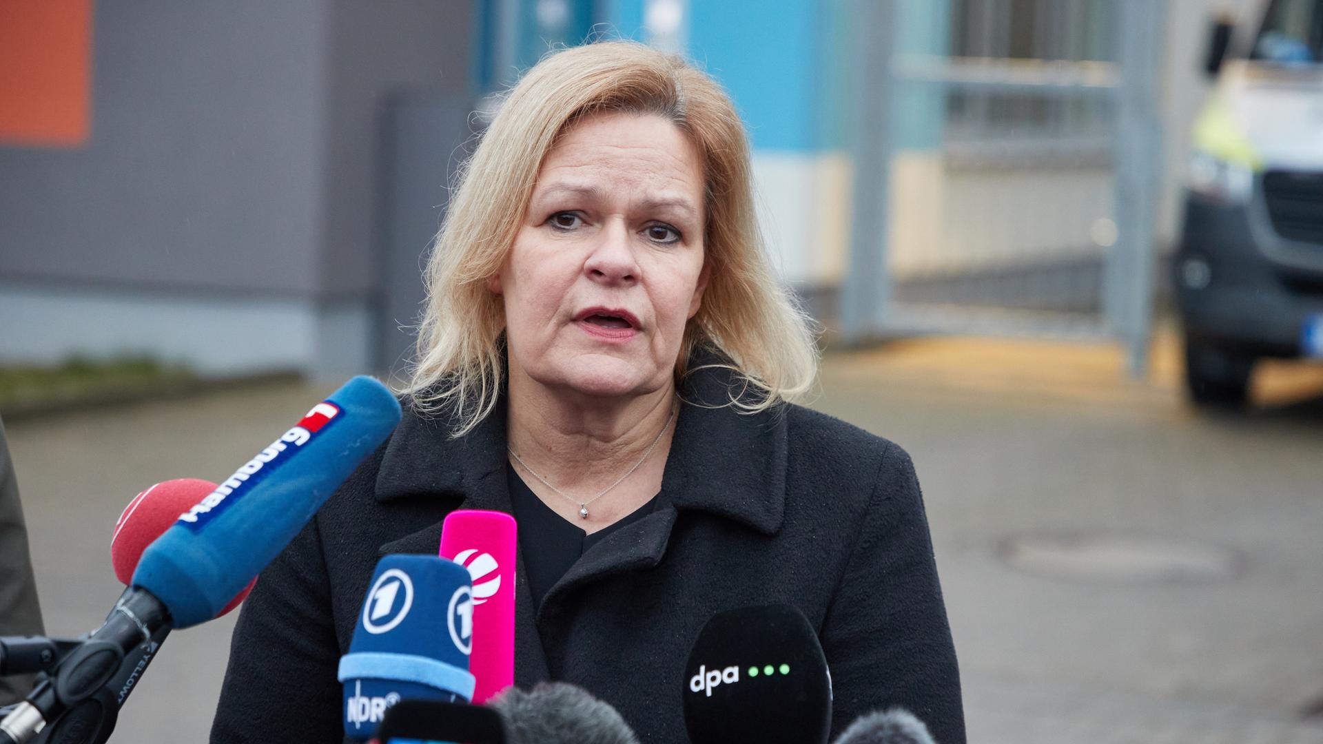 Bundesinnenministerin Faeser gibt nach dem Amoklauf in Hamburg ein Statement vor dem Gebäude der Zeugen Jehovas ab. Bundesinnenministerin Faeser gibt nach dem Amoklauf in Hamburg ein Statement vor dem Gebäude der Zeugen Jehovas ab.