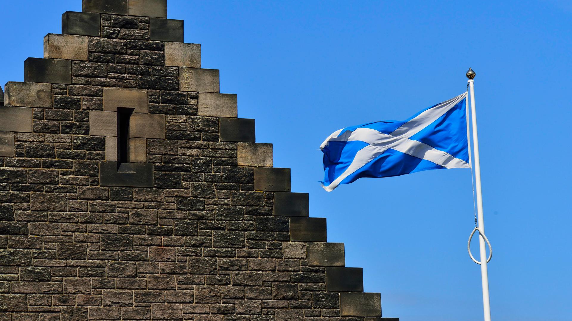 Die schottische Fahne weht im Edinburgh Castle. Die schottische Fahne weht im Edinburgh Castle.