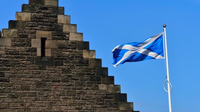 Die schottische Fahne weht im Edinburgh Castle.