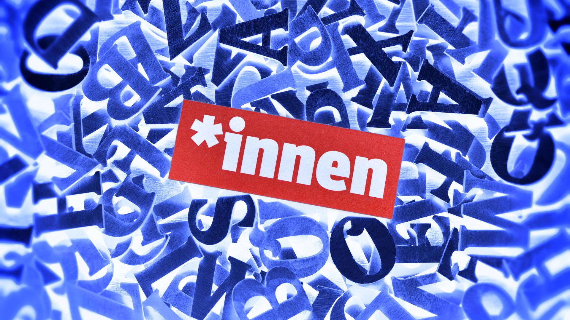 Gendersternchen und Schriftzug "Innen" auf Buchstaben Gendersternchen und Schriftzug "Innen" auf Buchstaben