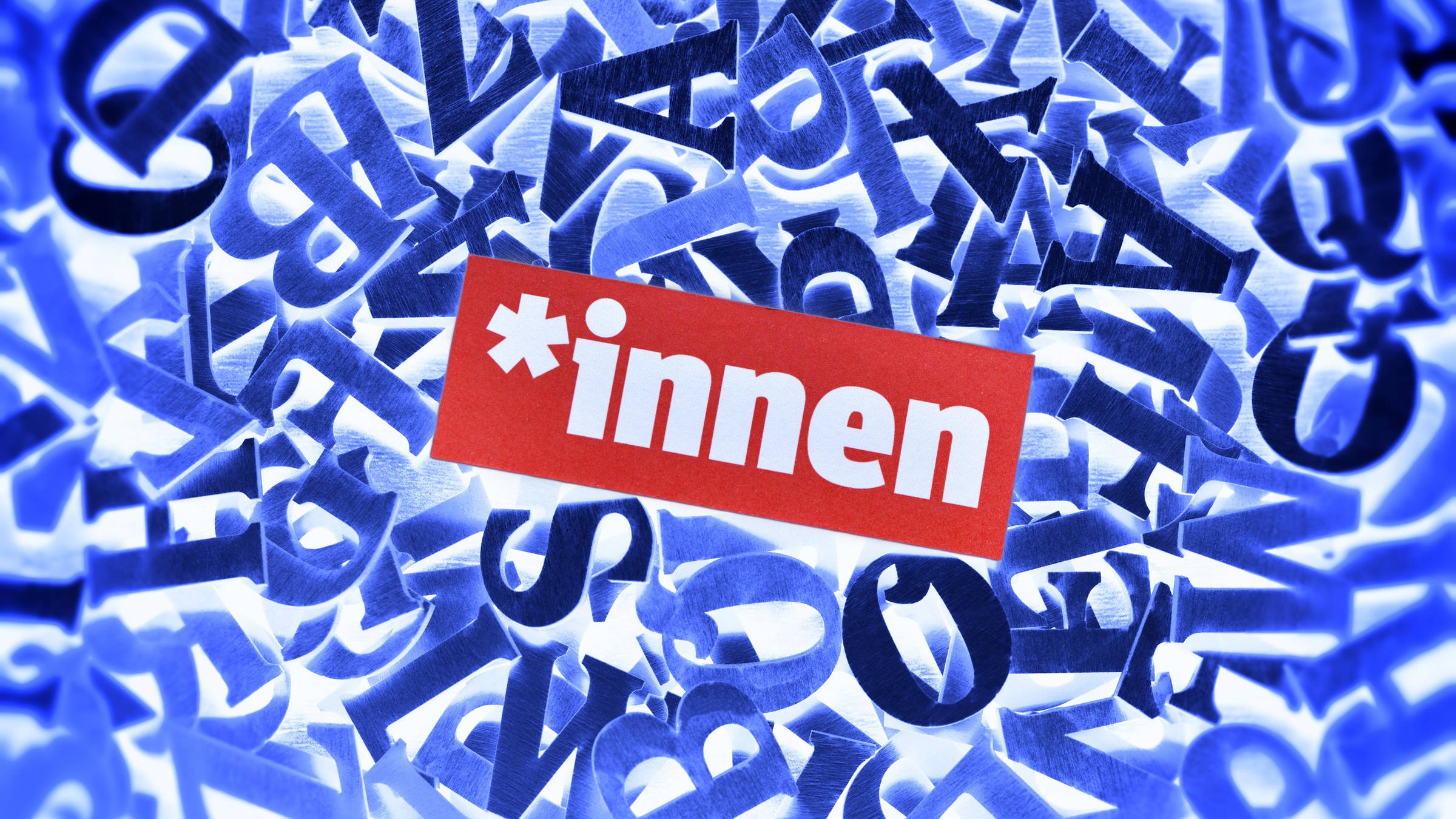Gendersternchen und Schriftzug "Innen" auf Buchstaben Gendersternchen und Schriftzug "Innen" auf Buchstaben
