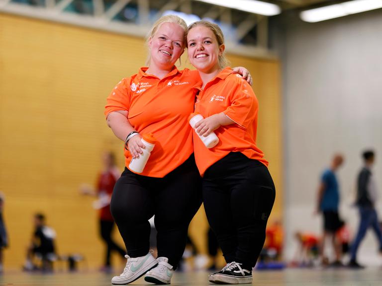 Die Niederländerinnen Elise van Schöll und Selena Praas haben im Boccia an den World Dwarf Games teilgenommen.