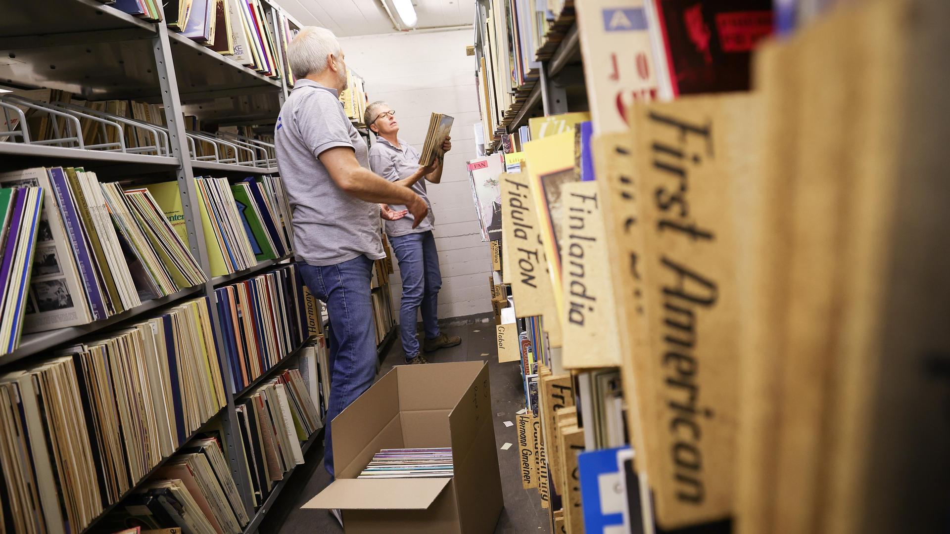 Ehrenamtliche Helfer des Schallplattenmuseums Nortorf verpacken Schallplatten in den Räumen der Archive des Norddeutschen Rundfunks (NDR). Ehrenamtliche Helfer des Schallplattenmuseums Nortorf verpacken Schallplatten in den Räumen der Archive des Norddeutschen Rundfunks (NDR).