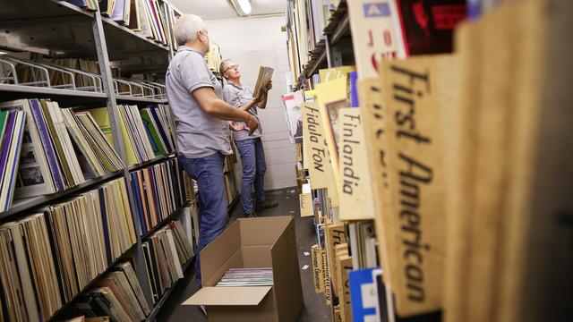 Ehrenamtliche Helfer des Schallplattenmuseums Nortorf verpacken Schallplatten in den Räumen der Archive des Norddeutschen Rundfunks (NDR). 