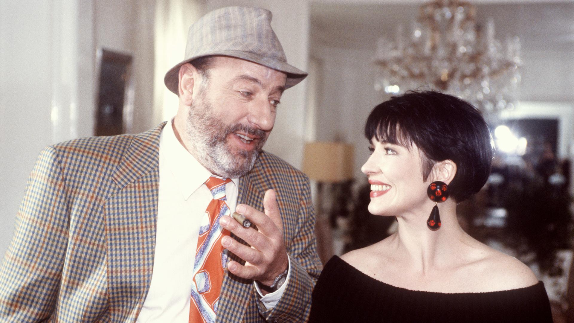 Der Schauspieler Manfred Krug mit der Schauspielerin Isa Jank in einer Szene der TV-Serie "Liebling Kreuzberg". Der Schauspieler Manfred Krug mit der Schauspielerin Isa Jank in einer Szene der TV-Serie "Liebling Kreuzberg".